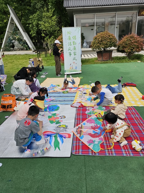 6舜天股份的小朋友們席地而坐，以“童心”繪廉潔_副本.jpg